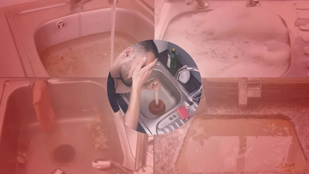  Évier de cuisine bouché avec de l'eau stagnante, illustrant une urgence de plomberie courante