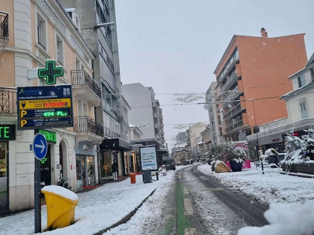 Habitations traditionnelles enneigées en Haute-Savoie, symbole des travaux de rénovation énergétique soutenus par les aides 2025-2026.