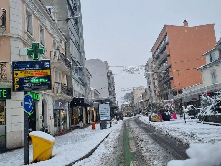 Habitations traditionnelles enneigées en Haute-Savoie, symbole des travaux de rénovation énergétique soutenus par les aides 2025-2026.