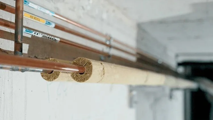 Vos Tuyaux "Transpirent" ? Comprendre et Stopper la Condensation de Plomberie cet Hiver à Annecy